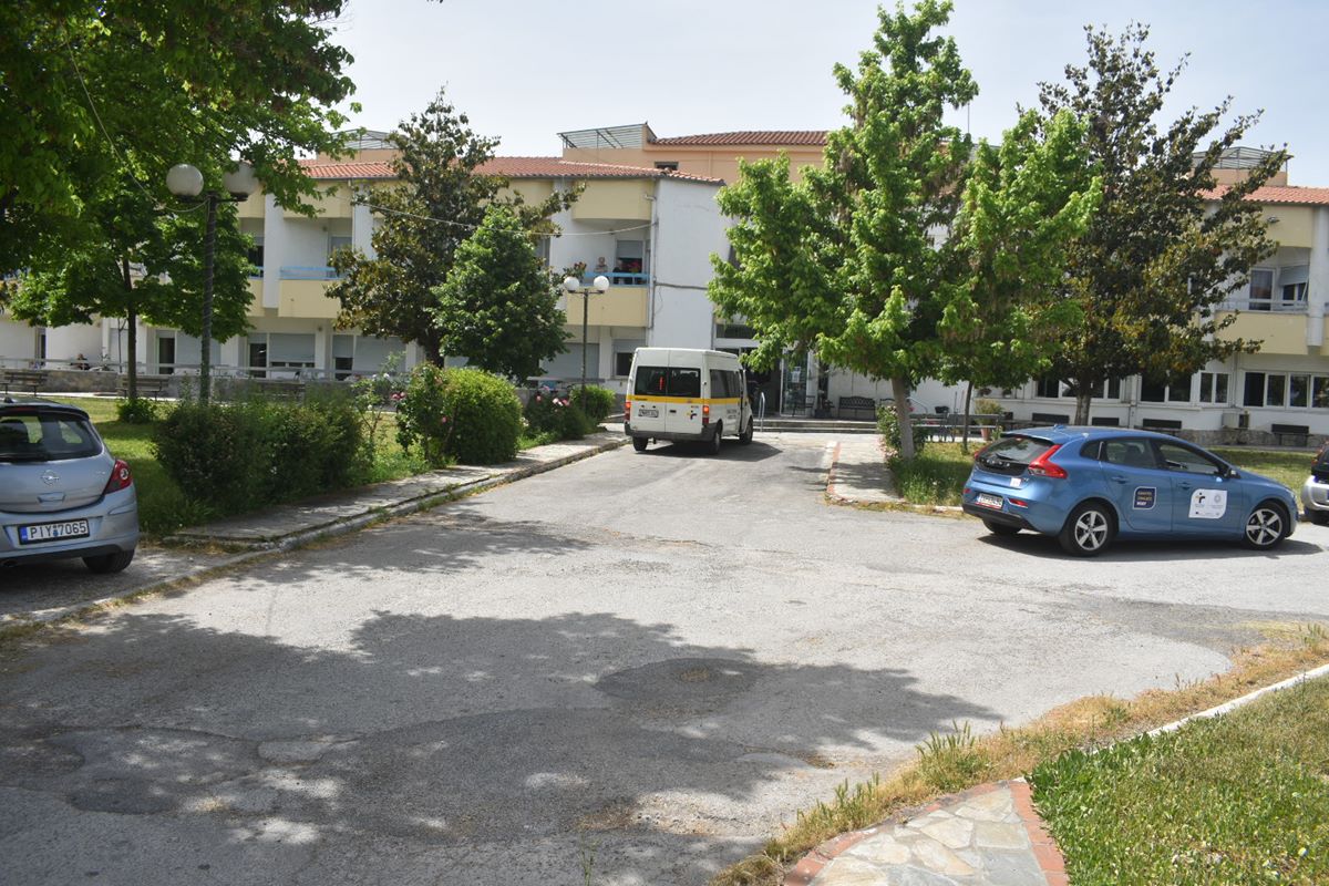 Ξεκίνησε η δειγματοληψία στο Γηροκομείο Λάρισας από τις Κινητές Μονάδες του ΕΟΔΥ (φωτο)