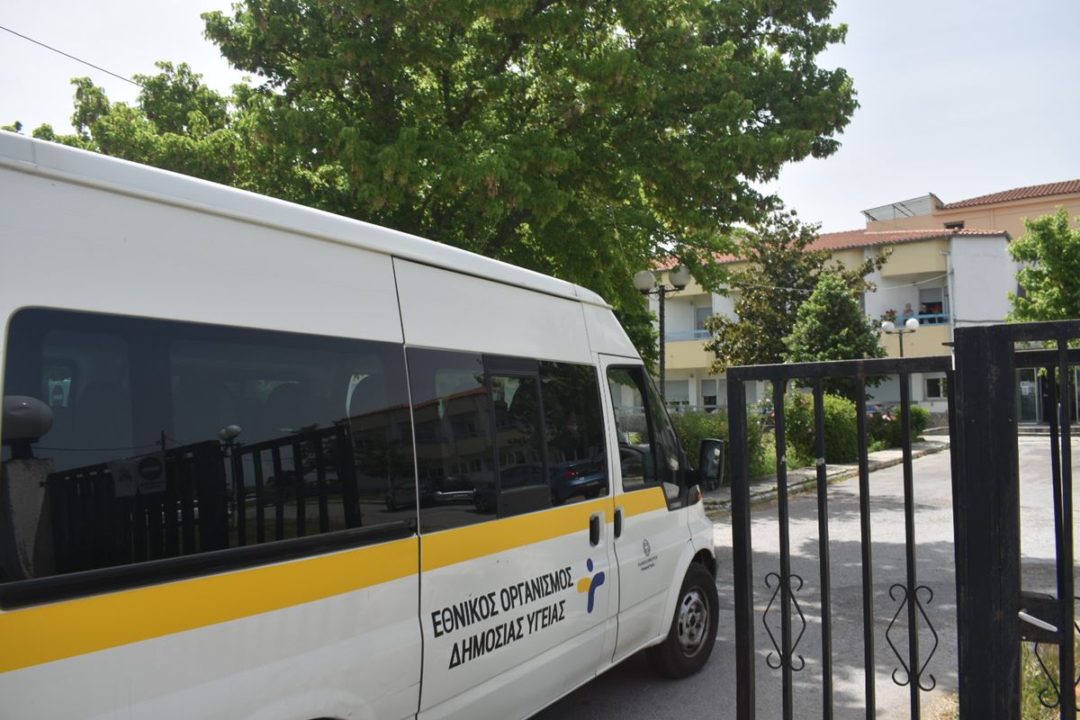 Ξεκίνησε η δειγματοληψία στο Γηροκομείο Λάρισας από τις Κινητές Μονάδες του ΕΟΔΥ (φωτο)