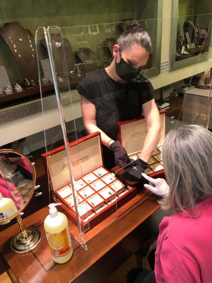 Όλα του γάμου δύσκολα φέτος στη Λάρισα: Πώς θα διαλέξουμε κοσμήματα με ασφάλεια