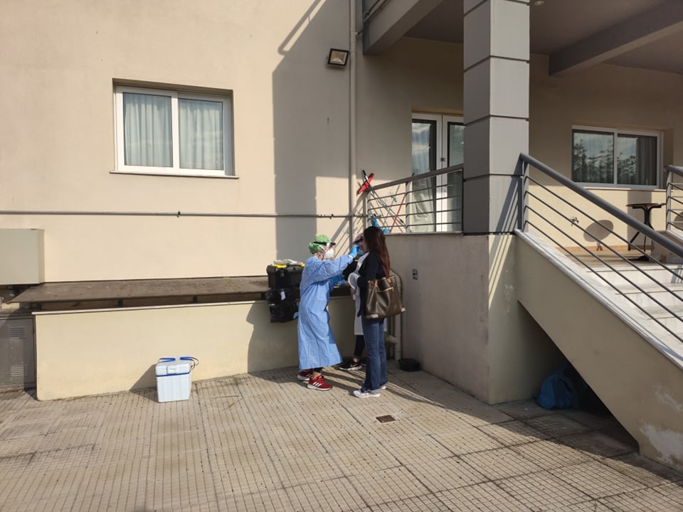 Δειγματοληψία για κορωνοϊό και σε δημοσιογράφους στη Λάρισα (φωτο)