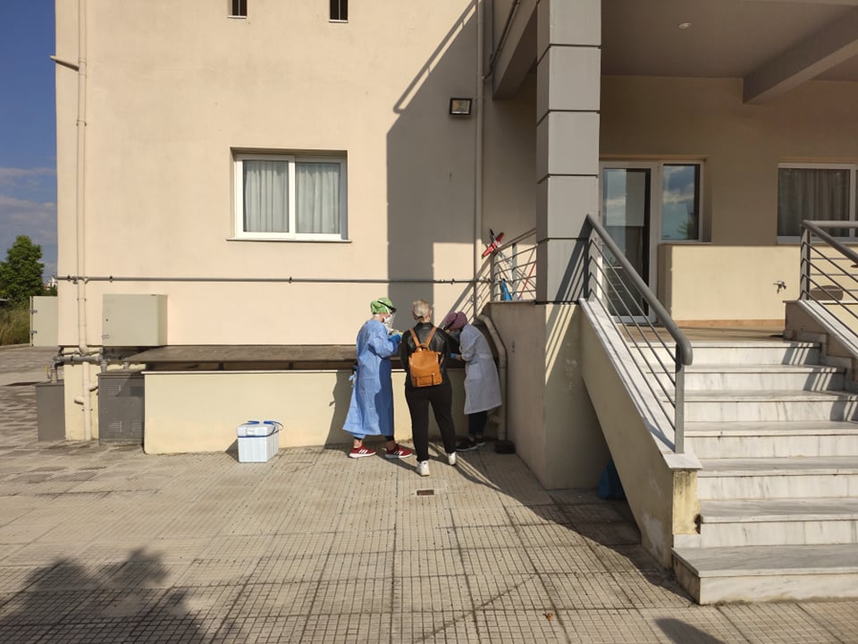 Δειγματοληψία για κορωνοϊό και σε δημοσιογράφους στη Λάρισα (φωτο)