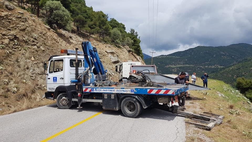 Λάρισα: Σοκαριστικό ατύχημα στη Σπηλιά Κισσάβου με αυτοκίνητο που έπεσε σε χαράδρα 60 μέτρων - Άγιο είχε ο οδηγός! (φωτο)