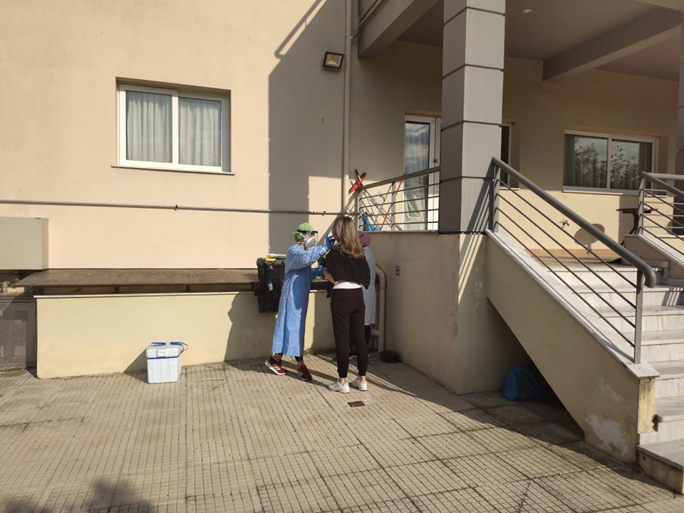 Δειγματοληψία για κορωνοϊό και σε δημοσιογράφους στη Λάρισα (φωτο)