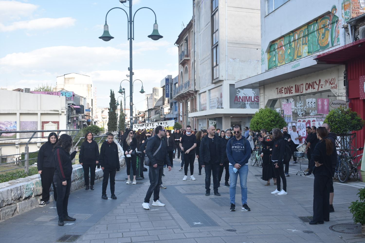 Ένωσαν τις φωνές τους για τον Πολιτισμό στη Λάρισα - Συμβολική διαμαρτυρία καλλιτεχνών μπροστά από το Αρχαίο Θέατρο (φωτο - βίντεο)