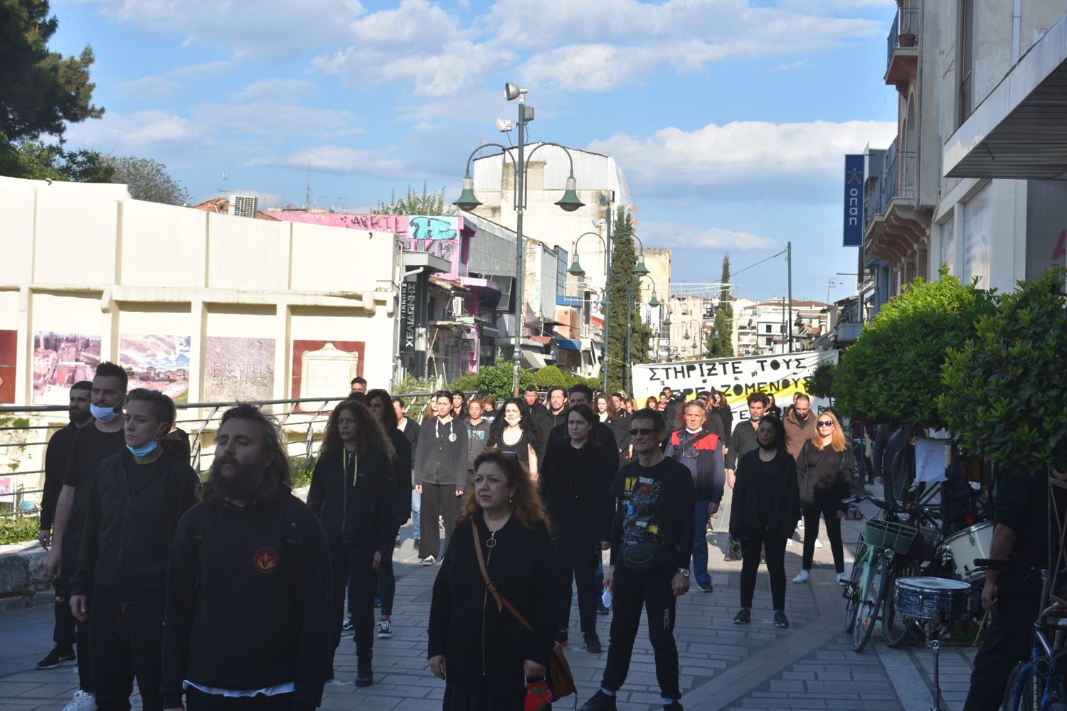 Ένωσαν τις φωνές τους για τον Πολιτισμό στη Λάρισα - Συμβολική διαμαρτυρία καλλιτεχνών μπροστά από το Αρχαίο Θέατρο (φωτο - βίντεο)