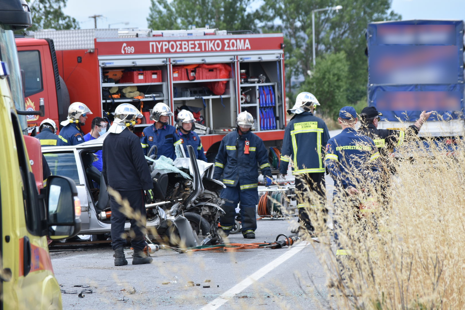 Λάρισα: Θανατηφόρο τροχαίο στον κόμβο Πλατυκάμπου - Σκοτώθηκε νεαρός οδηγός (Δείτε φωτογραφίες)