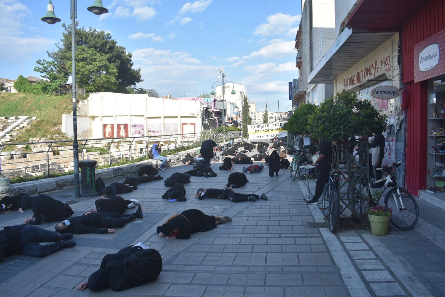 Ένωσαν τις φωνές τους για τον Πολιτισμό στη Λάρισα - Συμβολική διαμαρτυρία καλλιτεχνών μπροστά από το Αρχαίο Θέατρο (φωτο - βίντεο)