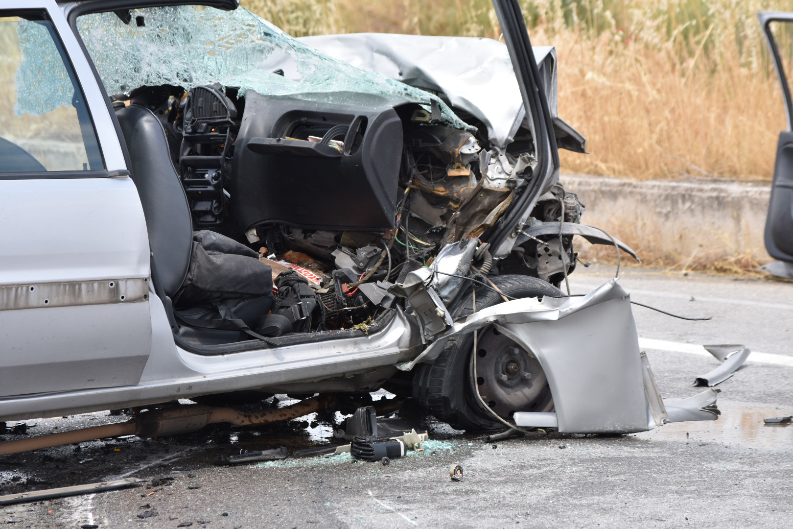 Λάρισα: Θανατηφόρο τροχαίο στον κόμβο Πλατυκάμπου - Σκοτώθηκε νεαρός οδηγός (Δείτε φωτογραφίες)