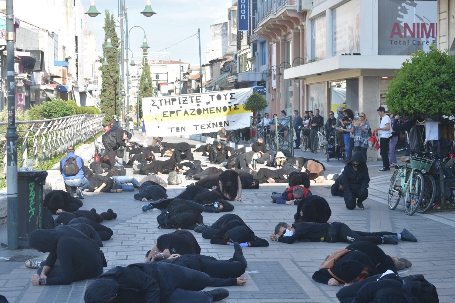 Ένωσαν τις φωνές τους για τον Πολιτισμό στη Λάρισα - Συμβολική διαμαρτυρία καλλιτεχνών μπροστά από το Αρχαίο Θέατρο (φωτο - βίντεο)