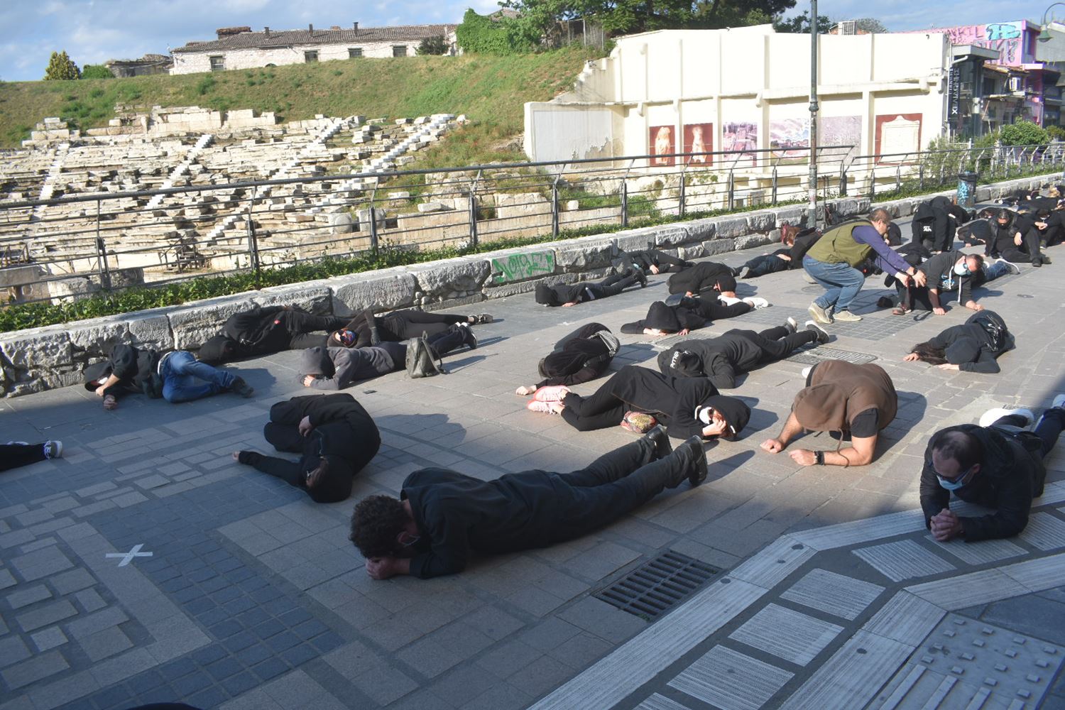 Ένωσαν τις φωνές τους για τον Πολιτισμό στη Λάρισα - Συμβολική διαμαρτυρία καλλιτεχνών μπροστά από το Αρχαίο Θέατρο (φωτο - βίντεο)