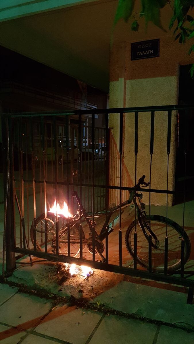 Λαχτάρα το ξημέρωμα σε γειτονιές της Λάρισας – Έβαλαν φωτιά σε κάδους στη μέση του δρόμου και σε ποδήλατο (φωτο)