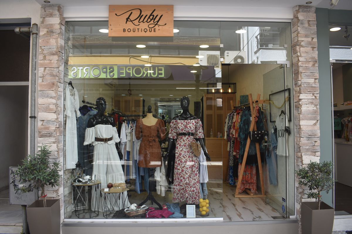 Δείτε τα βίντεο: Έτσι ψωνίζουν οι καταναλωτές πλέον στη Λάρισα – Ο τρόπος που απολυμαίνουν οι καταστηματάρχες τα ρούχα τους