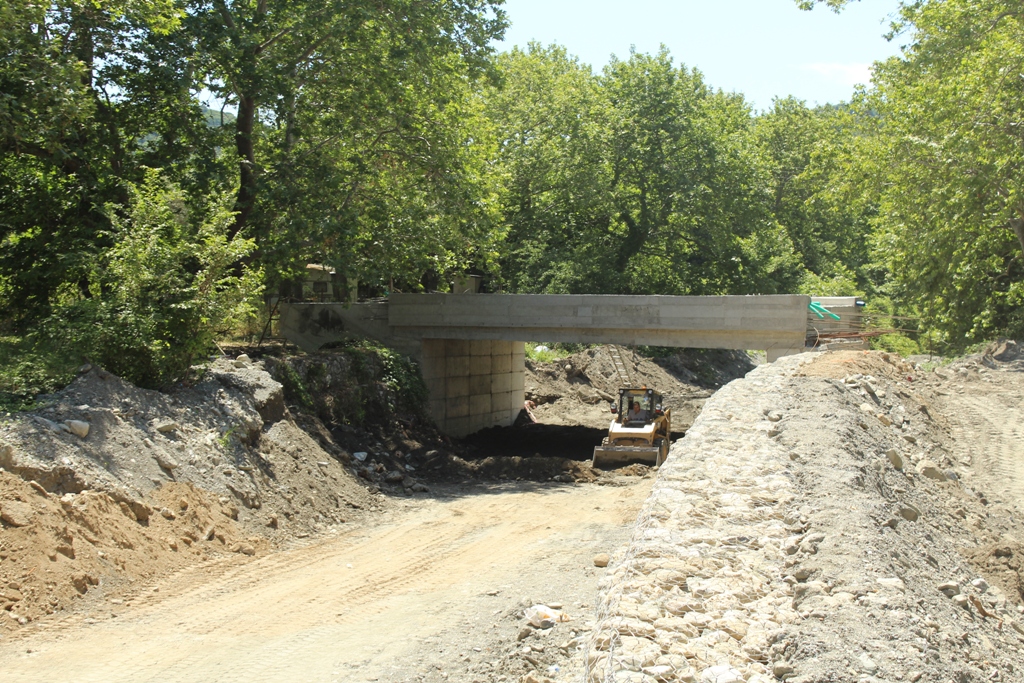 Στις νέες γέφυρες που κατασκευάζει η Περιφέρεια Θεσσαλίας στα παράλια της Λάρισας ο Κώστας Αγοραστός (φωτο)