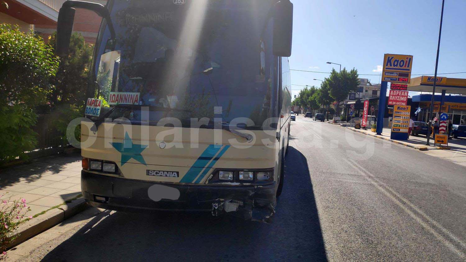 Λάρισα: Λεωφορείο συγκρούστηκε με τζιπ στην οδό Βόλου – Δείτε φωτογραφίες