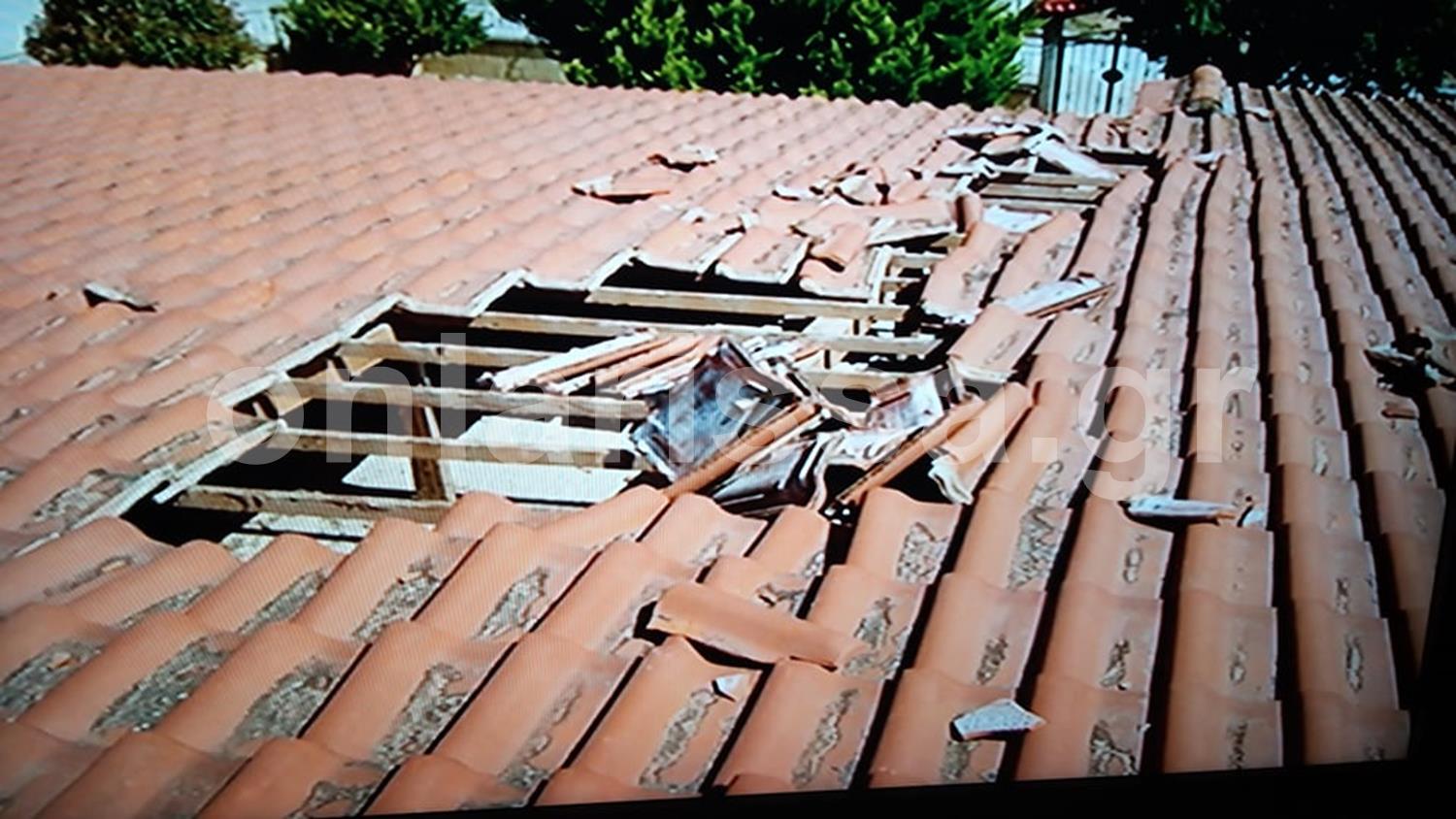 Απίστευτο περιστατικό: Αεροσκάφος σκόρπισε πανικό και ξήλωσε σκεπή σπιτιού σε χωριό της Λάρισας – Δείτε φωτό και βίντεο