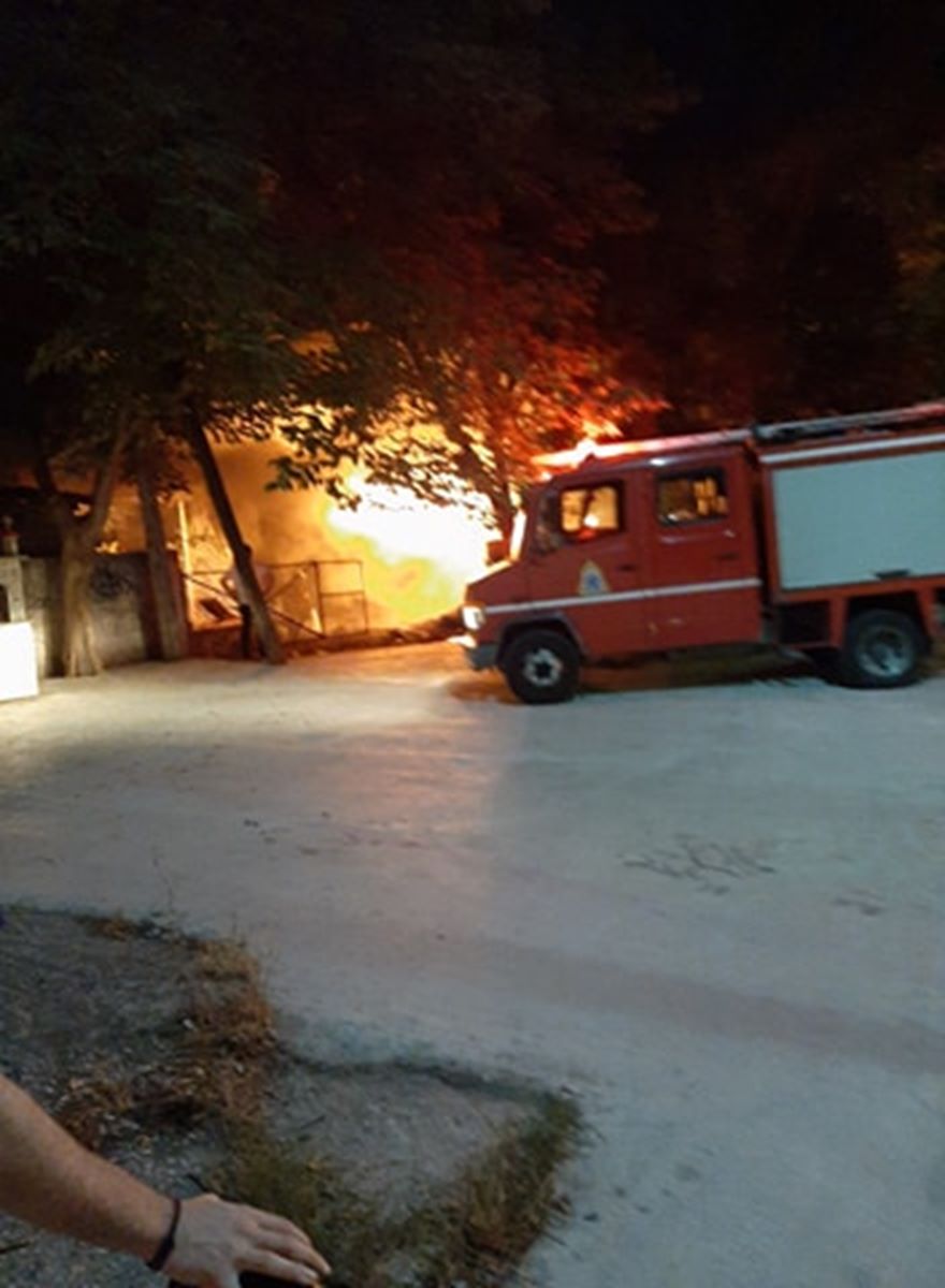 Λάρισα: Συναγερμός μέσα στη νύχτα για φωτιά στον σταθμό του ΟΣΕ – Δείτε φωτογραφίες