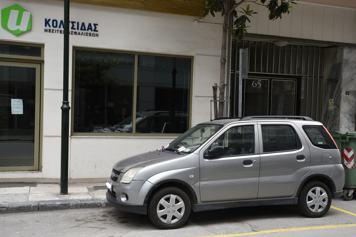 Λάρισα: Του «έκοψαν» 4 κλήσεις, αλλά εξακολουθεί να μην μετακινεί το παράνομα σταθμευμένο αυτοκίνητό του  (φωτο)