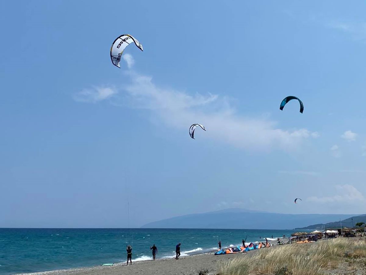 Υπέροχο θέαμα στα παράλια της Αγιάς με Kitesurf! "Μάχη" με τον άνεμο και τα κύματα - Δείτε το βίντεο από την Βελίκα