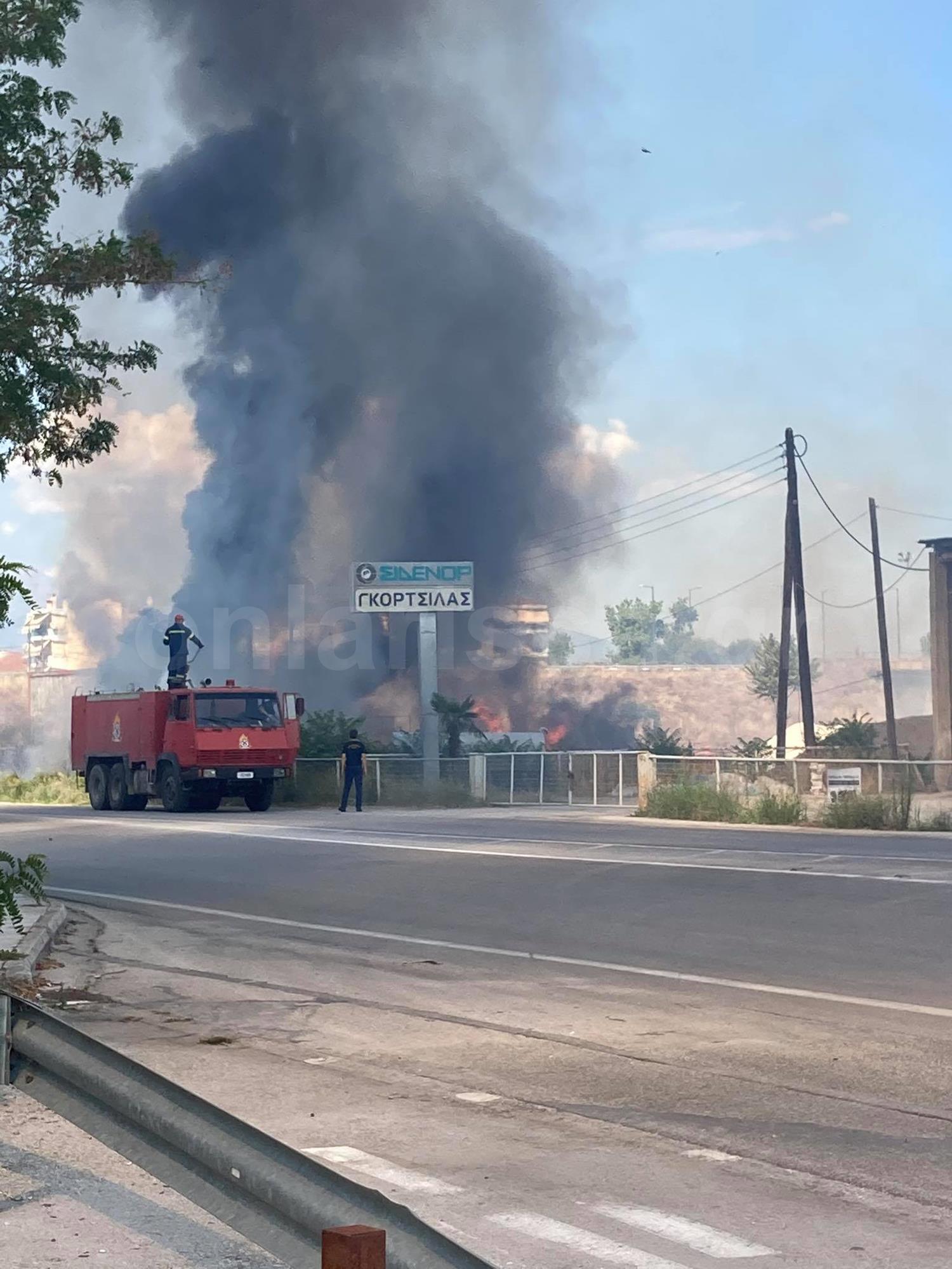 Φωτιά δίπλα στο γήπεδο της ΑΕΛ στην Καρδίτσης - Δείτε φωτογραφίες