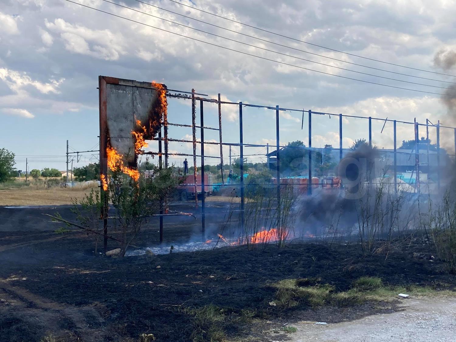 Φωτιά δίπλα στο γήπεδο της ΑΕΛ στην Καρδίτσης - Δείτε φωτογραφίες