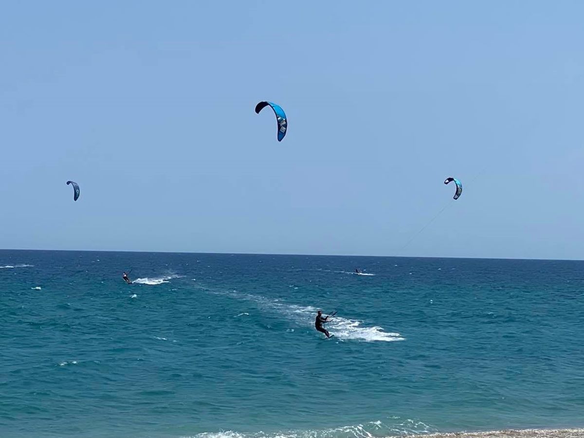 Υπέροχο θέαμα στα παράλια της Αγιάς με Kitesurf! "Μάχη" με τον άνεμο και τα κύματα - Δείτε το βίντεο από την Βελίκα