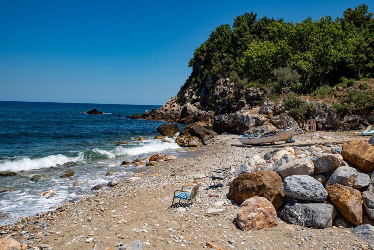 Λάρισα: Η μικρή «μυστική» παραλία άγριας ομορφιάς με τον «θαλασσόλυκο» που κρατάει «Θερμοπύλες» - Φωτορεπορτάζ