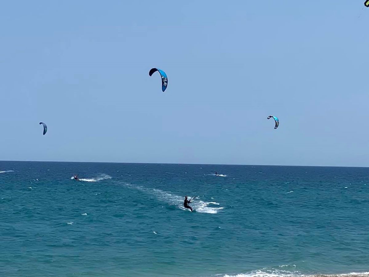 Υπέροχο θέαμα στα παράλια της Αγιάς με Kitesurf! "Μάχη" με τον άνεμο και τα κύματα - Δείτε το βίντεο από την Βελίκα