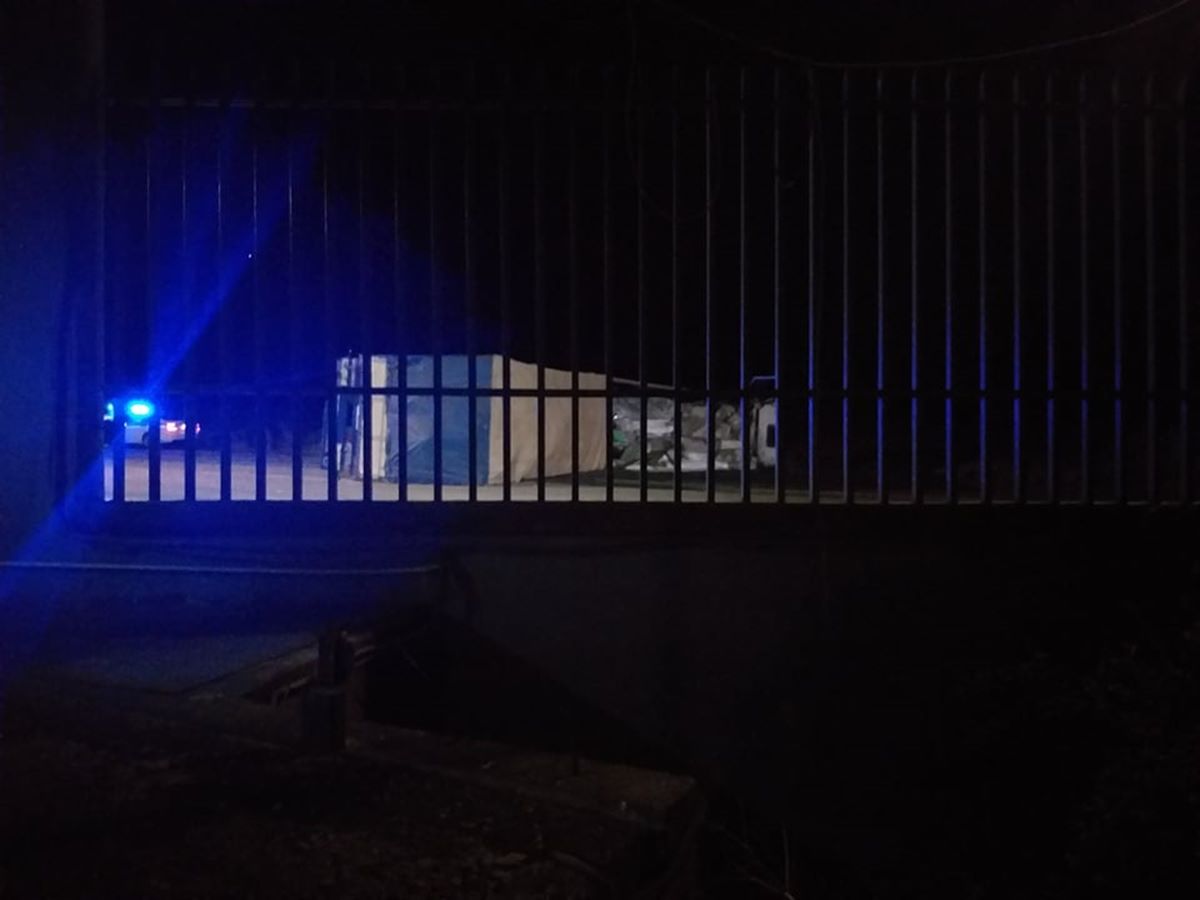 Δείτε φωτογραφίες: Νταλαπάρισε νταλίκα έξω από τη Λάρισα - Στο νοσοκομείο ο οδηγός