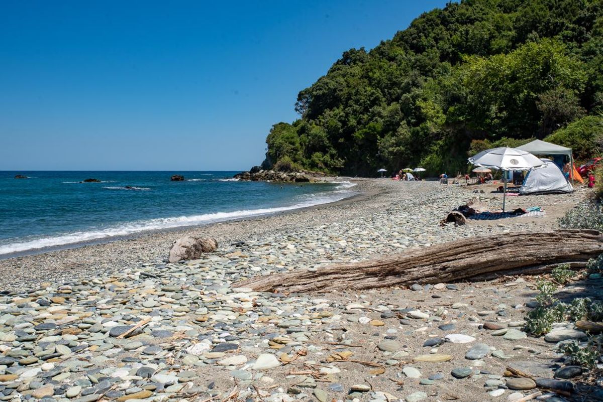 Λάρισα: Η μικρή παραλία Τσιλιγιώργος για εκλεκτικούς - Φωτορεπορτάζ