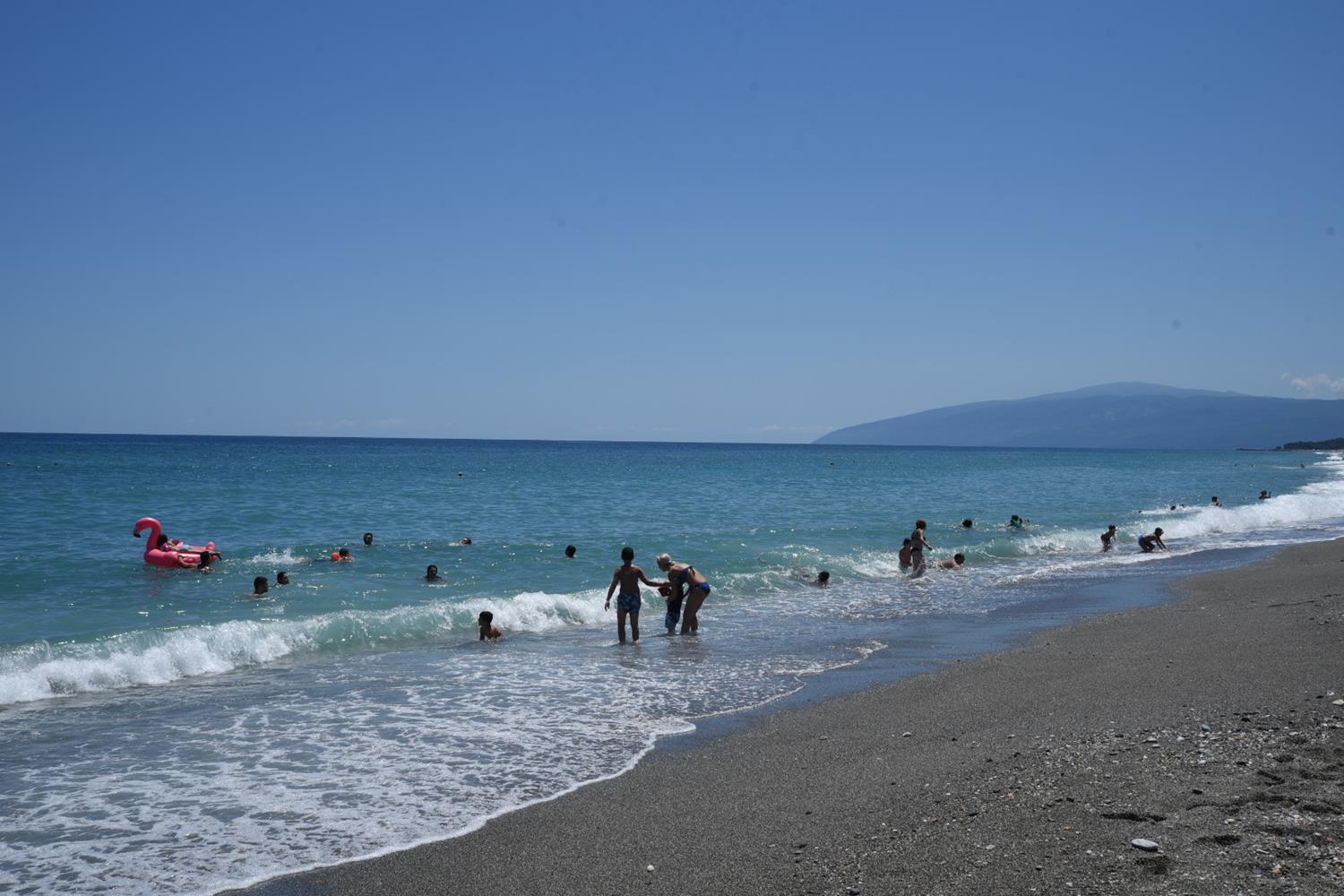 Επιστροφή στο... καλοκαίρι: Γέμισαν το Σάββατο οι παραλίες της Λάρισας (φωτορεπορτάζ)