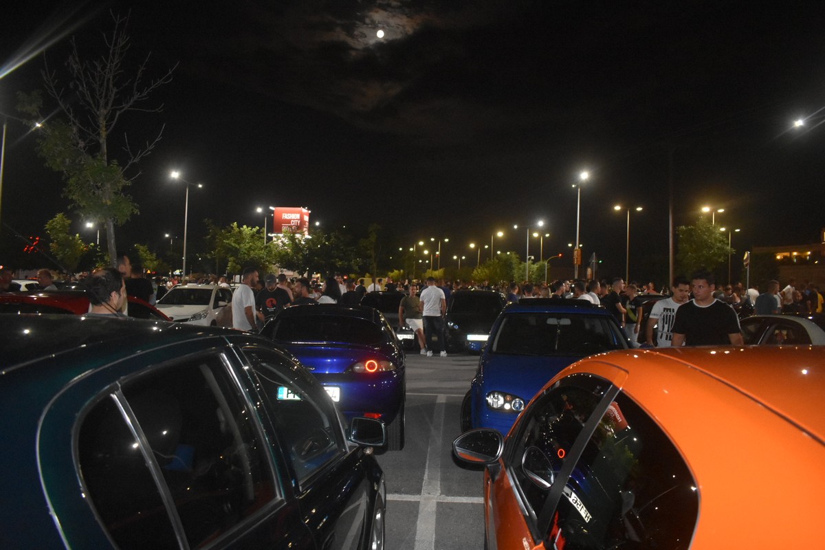 Χαμός το βράδυ του Σαββάτου στη Λάρισα με τα εκατοντάδες «πειραγμένα» αυτοκίνητα - Δείτε φωτογραφίες και βίντεο