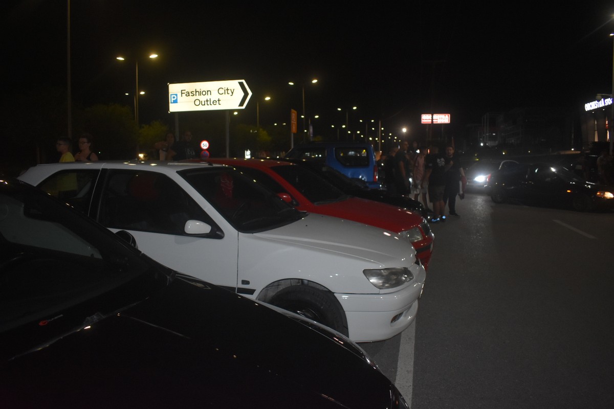 Χαμός το βράδυ του Σαββάτου στη Λάρισα με τα εκατοντάδες «πειραγμένα» αυτοκίνητα - Δείτε φωτογραφίες και βίντεο