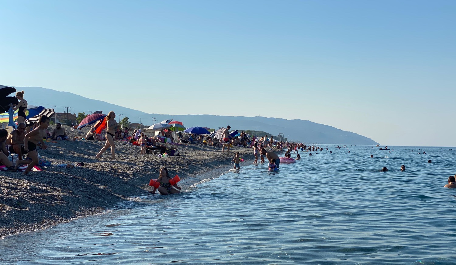 Καύσωνας: «Βούλιαξαν» τα παράλια της Λάρισας από χιλιάδες λουόμενους (φωτογραφίες)