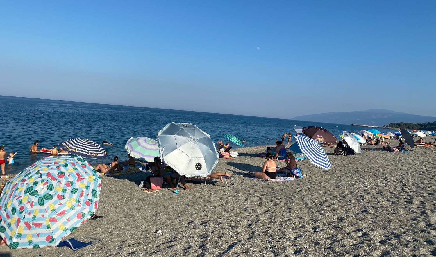 Καύσωνας: «Βούλιαξαν» τα παράλια της Λάρισας από χιλιάδες λουόμενους (φωτογραφίες)