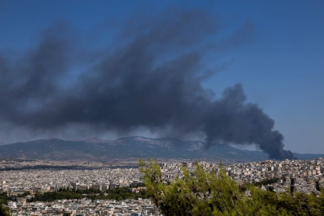 Μαίνεται η φωτιά στο εργοστάσια - Τοξικοί καπνοί πάνω από την Αθήνα – Σοκαριστικές εικόνες