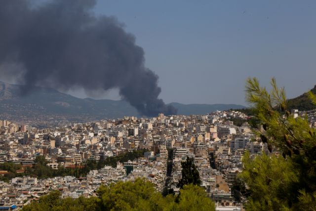 Μαίνεται η φωτιά στο εργοστάσια - Τοξικοί καπνοί πάνω από την Αθήνα – Σοκαριστικές εικόνες
