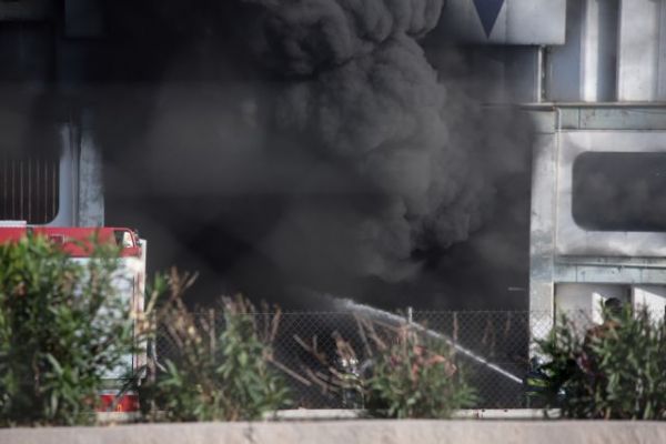 Μαίνεται η φωτιά στο εργοστάσια - Τοξικοί καπνοί πάνω από την Αθήνα – Σοκαριστικές εικόνες