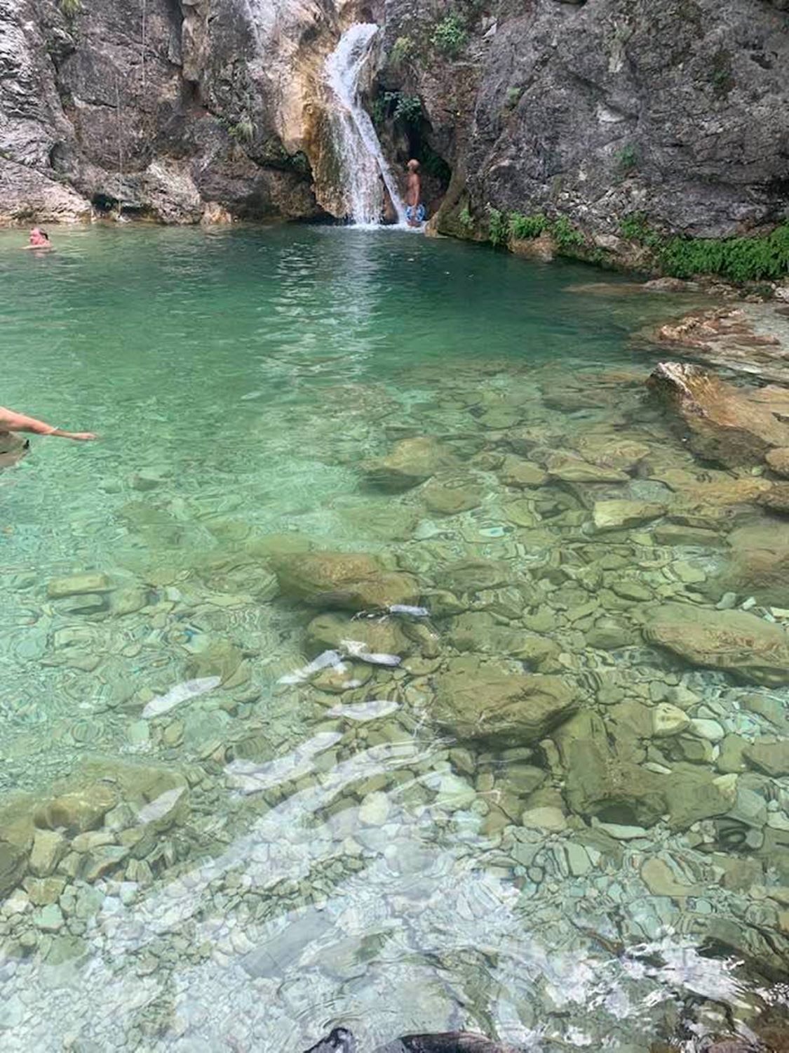 Λαρισαίοι άφησαν τα παράλια και κάνουν βουτιές στους καταρράκτες (φωτο - βίντεο)