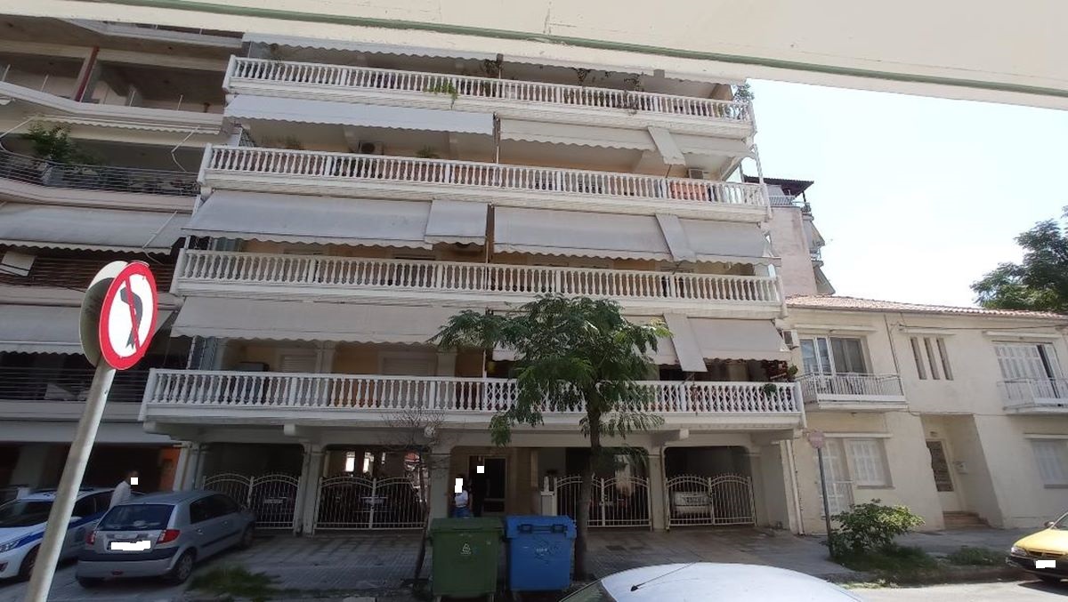 Σοκαριστικό περιστατικό στη Λάρισα: Γυναίκα έπεσε από τον τρίτο όροφο πολυκατοικίας - Δείτε φωτογραφίες
