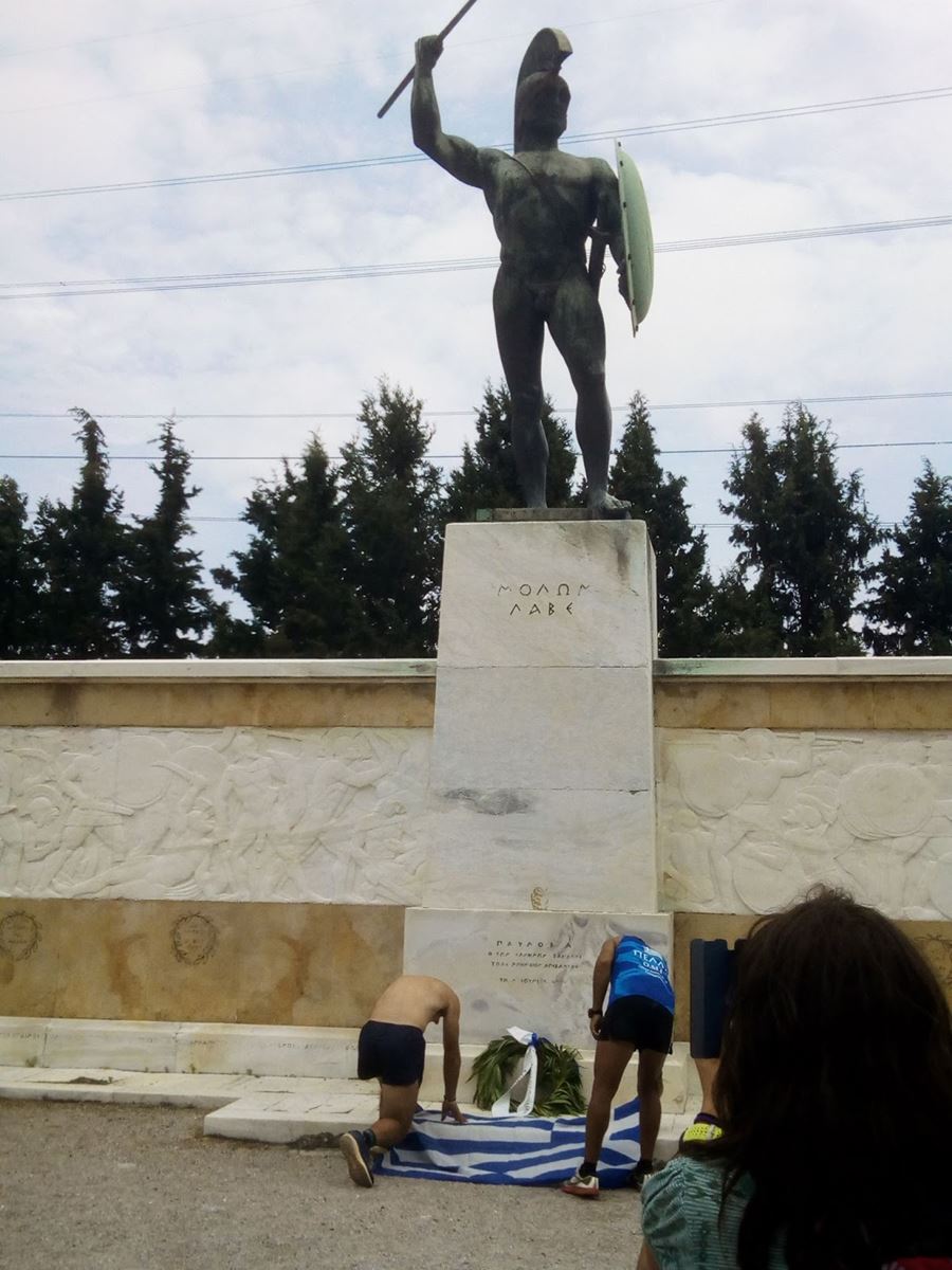 Συγκλονιστικός ο Λαρισαίος μαραθωνοδρόμος - Έτρεξε 371 χιλιόμετρα για να αποδώσει τιμή στους υπερασπιστές των Θερμοπυλών (φωτο)