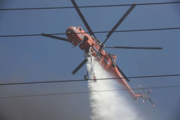 Μαίνεται η φωτιά στο εργοστάσια - Τοξικοί καπνοί πάνω από την Αθήνα – Σοκαριστικές εικόνες