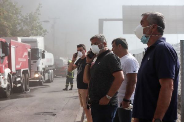 Μαίνεται η φωτιά στο εργοστάσια - Τοξικοί καπνοί πάνω από την Αθήνα – Σοκαριστικές εικόνες