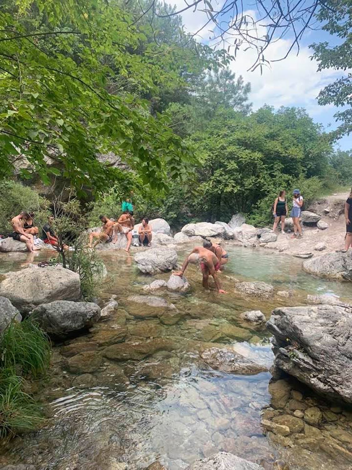 Λαρισαίοι άφησαν τα παράλια και κάνουν βουτιές στους καταρράκτες (φωτο - βίντεο)