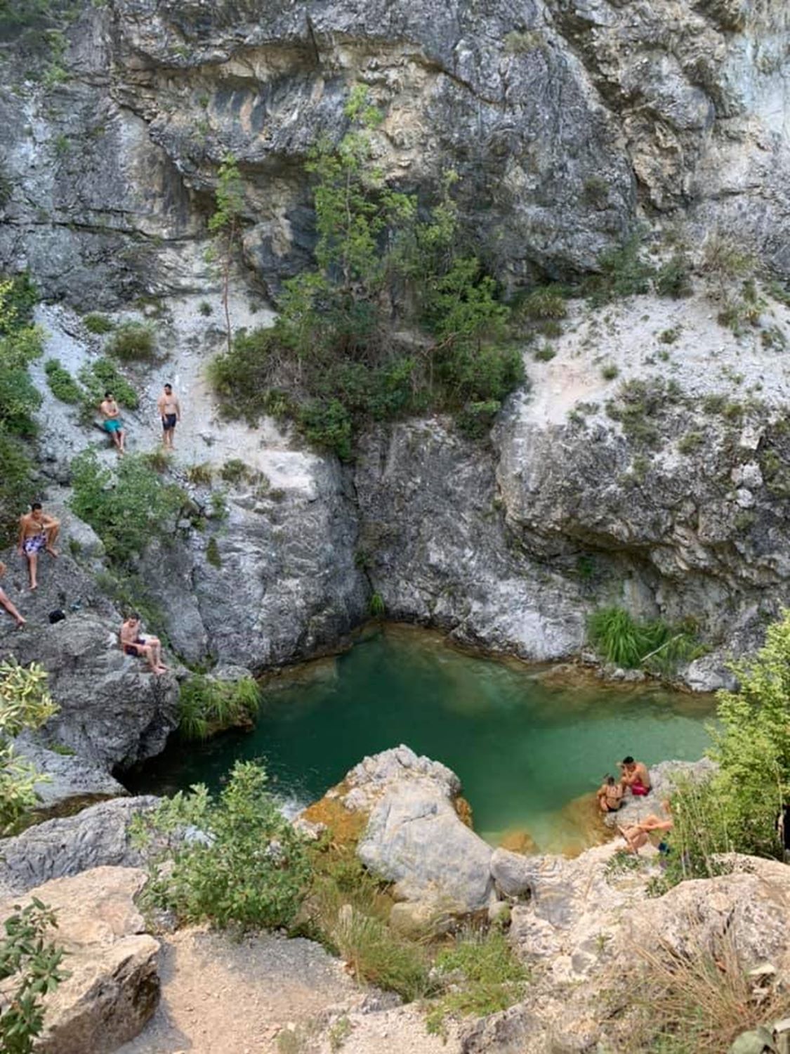 Λαρισαίοι άφησαν τα παράλια και κάνουν βουτιές στους καταρράκτες (φωτο - βίντεο)
