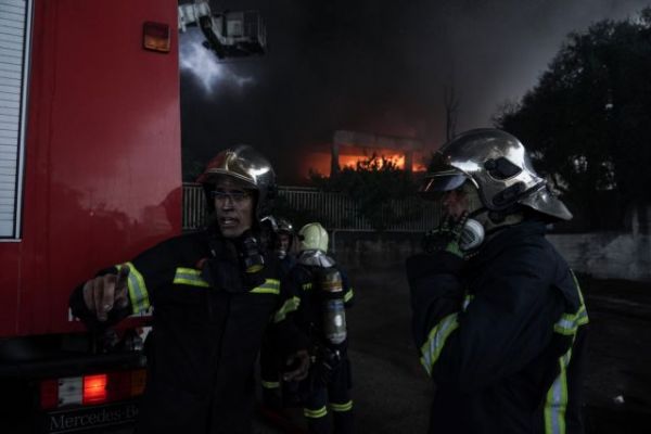 Μαίνεται η φωτιά στο εργοστάσια - Τοξικοί καπνοί πάνω από την Αθήνα – Σοκαριστικές εικόνες