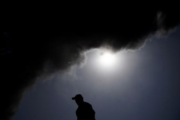 Μαίνεται η φωτιά στο εργοστάσια - Τοξικοί καπνοί πάνω από την Αθήνα – Σοκαριστικές εικόνες