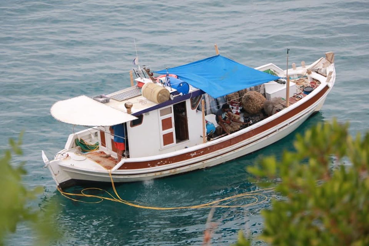 Καΐκι μαζεύει σφουγγάρια στα 15 μέτρα από την ακτή σε Κουτσουπιά και Παλιουριά (φωτο)