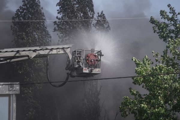 Μαίνεται η φωτιά στο εργοστάσια - Τοξικοί καπνοί πάνω από την Αθήνα – Σοκαριστικές εικόνες