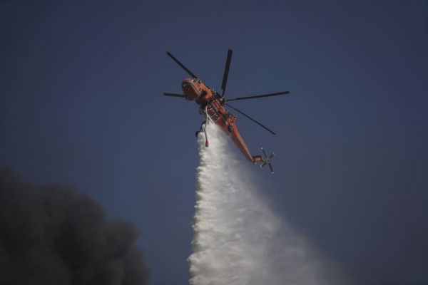 Μαίνεται η φωτιά στο εργοστάσια - Τοξικοί καπνοί πάνω από την Αθήνα – Σοκαριστικές εικόνες