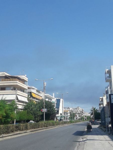 Μαίνεται η φωτιά στο εργοστάσια - Τοξικοί καπνοί πάνω από την Αθήνα – Σοκαριστικές εικόνες